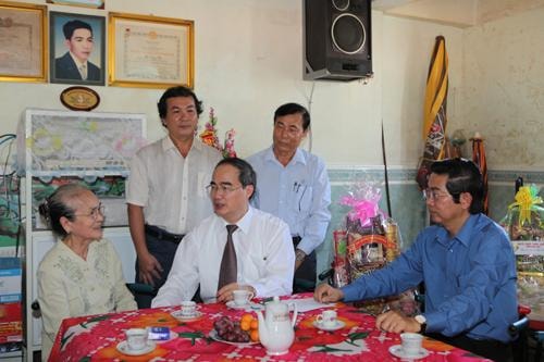 Phó Thủ tướng Nguyễn Thiện Nhân thăm hỏi một gia đình Mẹ VNAH tại TP. Bạc Liêu - Ảnh: VGP