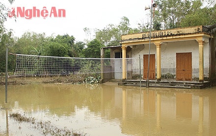 Khu vực sân chơi tại nhà văn hóa xóm vẫn đang bị ngập