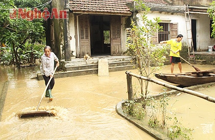 Người dân xóm 7 Hưng Lợi dọn vệ sinh sau lũ