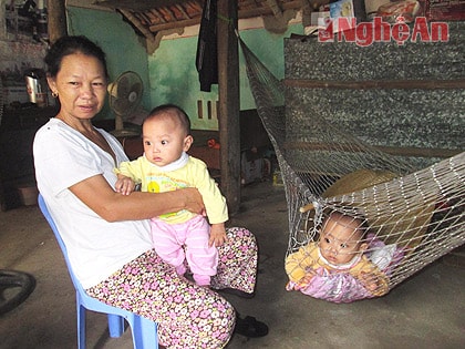 Bà Đinh Thị Khai thay mẹ (con dâu đã mất) chăm sóc 2 cháu Trần Văn Phúc và Trần Văn Lộc.