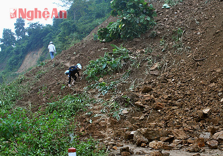 Sạt lở hàng ngàn khối đất đá khiến cho nhiều người dân ở hai bản Tùng Hương và Liên Hương xã Tam Quang (Tương Dương) muốn đi đâu phải ra bản ngoài để mượn xe