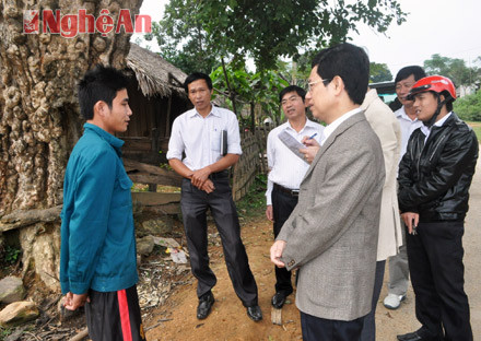 Đồng chí Phó Chủ tịch HĐND tỉnh Nguyễn Xuân Sơn trực tiếp tìm hiểu đối tượng được thụ hưởng cơ chế chính sách hỗ trợ