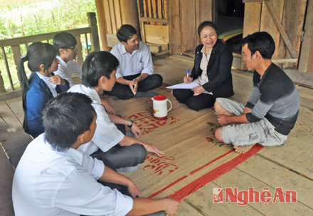 Bà Tôn Thị Cẩm Hà và các thành viên đoàn giám sát tìm hiểu trực tiếp đối tượng được thụ hưởng chính sách