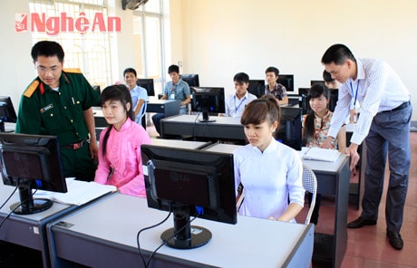 Đào tạo công nghệ thông tin ở Trường dạy nghề quân khu 4. Ảnh: Phan Văn Toàn.