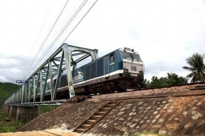 Trong nhiều năm liền, việc đầu tư cho ngành đường sắt chưa tương xứng với yêu cầu phát triển khiến ngành đường sắt trở nên lạc hậu, năng lực đáp ứng nhu cầu vận chuyển còn hạn hẹp.