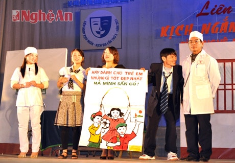 Cảnh trong vở “Phương thuốc kỳ diệu” của huyện Đô Lương tham dự liên hoan kịch ngắn, kịch vui toàn tỉnh lần thứ 5.