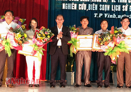 Đồng chí Trần Hồng Châu Trao thưởng cho tập thể