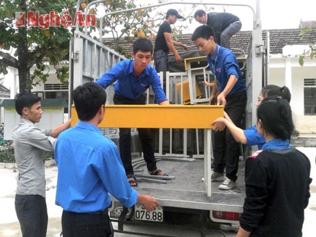 Các sinh viên trường Cao đẳng Sư phạm Nghê An đang vận chuyển bàn ghế.
