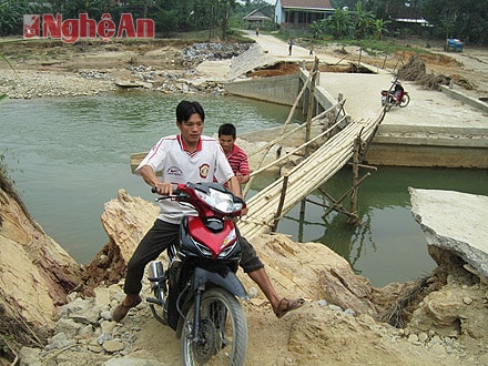 Cầu nối 2 bản Tả Xiêng và Kim Hồng bị phá hủy, việc đi lại hết sức khó khăn và nguy hiểm.