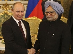 Tổng thống Nga Vladimir Putin và Thủ tướng Ấn Độ Manhoman Singh thắt chặt quan hệ (Nguồn: AFP/TTXVN)