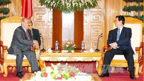 Thủ tướng Nguyễn Tấn Dũng tiếp Phó Thủ tướng kiêm Bộ trưởng Dầu mỏ Nhà nước Kuwait H.E. Mustafa Al- Shemali (Ảnh TTXVN)