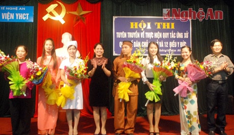 Chủ tịch công đoàn ngành Y tế chúc mừng các đội tham gia Hội thi.