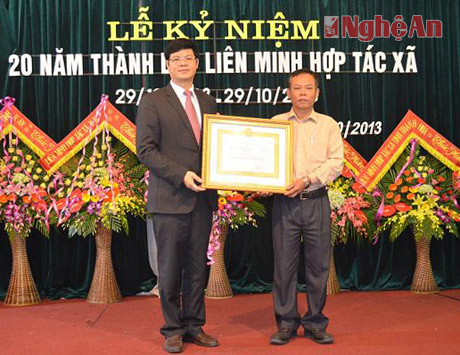 Ông Lưu Văn Hồng- Giám đốc Công ty TNHH Lưu Hồng được Thủ tướng Chính phủ tặng Huân chương lao động hạng Ba