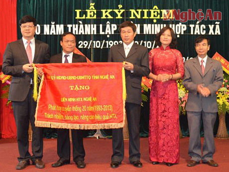 Tỉnh ủy, HĐND-UBND-UBMTTQ tỉnh đã tặng Liên minh HTX Nghệ An bức trướng