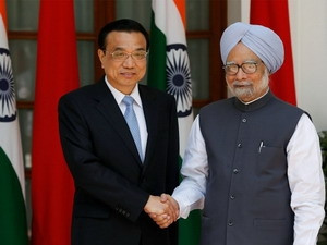 Thủ tướng Trung Quốc Lý Khắc Cường (trái) và người đồng cấp Ấn Độ Manmohan Singh. (Nguồn: Reuters)