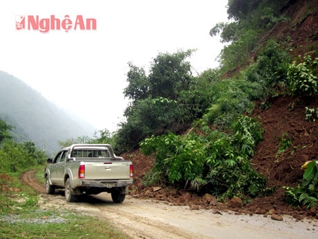 Hàng trăm mét khối đất đá sụt xuống chiếm trọn lòng đường