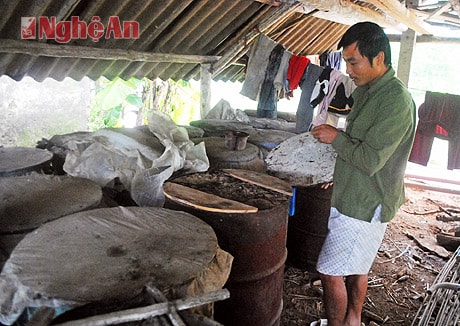 15 thùng phi mật mía của anh Nguyễn Văn Dũng chưa tiêu thụ được.