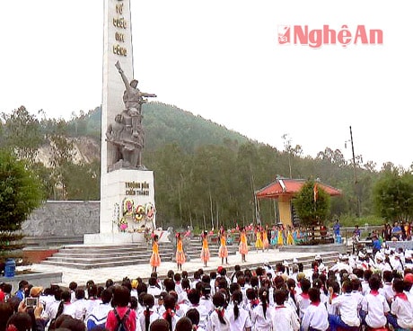 Các em học sinh Trường TH Mỹ Sơn biểu diễn văn nghệ tại Tượng đài Chiến thắng Truông Bồn. Ảnh: Đào Tuấn