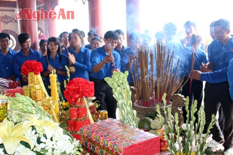 Thế hệ trẻ đến thắp hương tưởng nhớ tại Khu Di tích lịch sử Truông Bồn. Ảnh: N.S