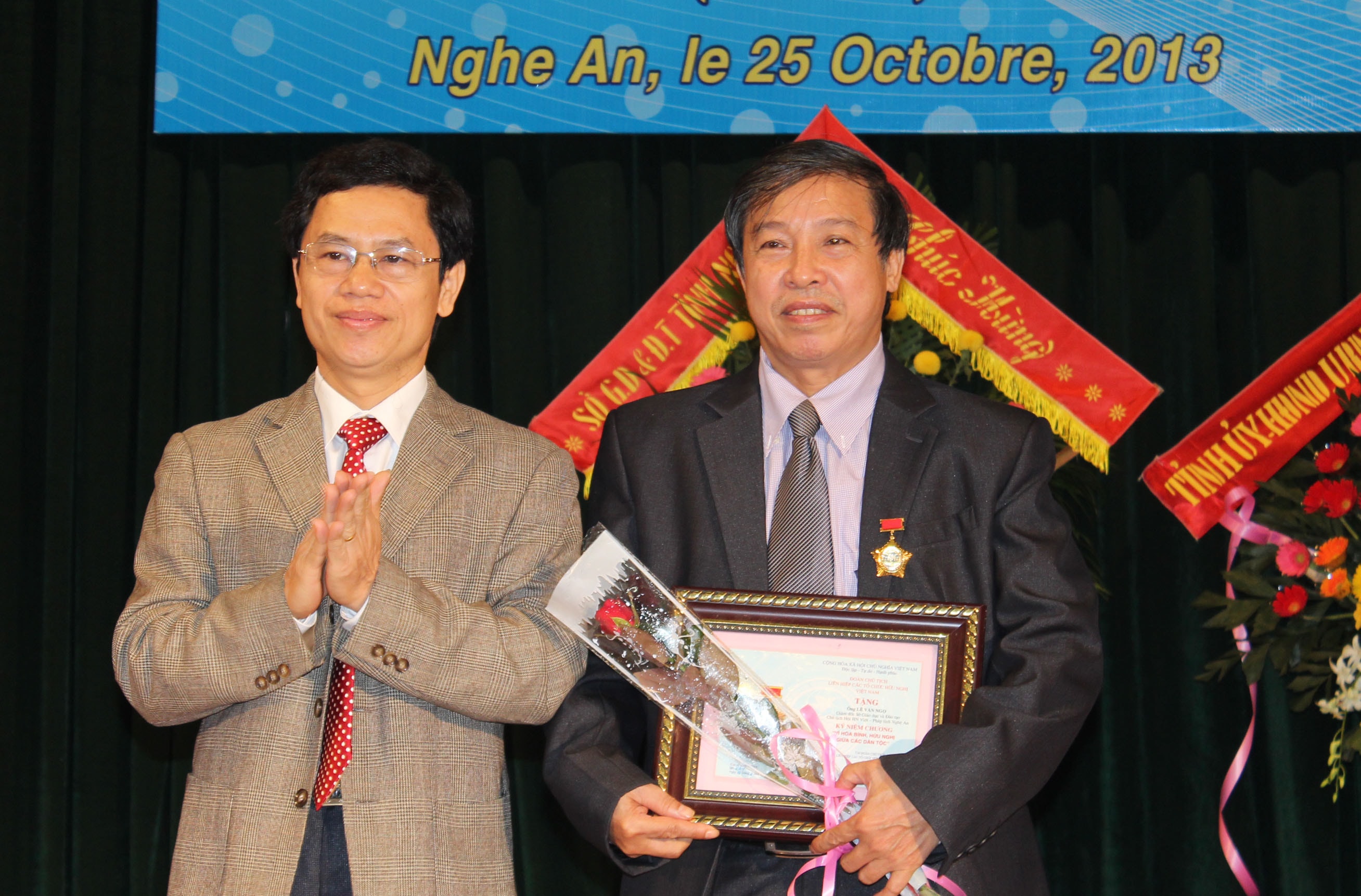 Ông Lê Văn Ngo- GĐ Sở GD- ĐT, chủ tịch Hội hữu nghị Việt- Pháp tại nghệ An được nhận Huy chương vì Hòa bình, hữu nghị
