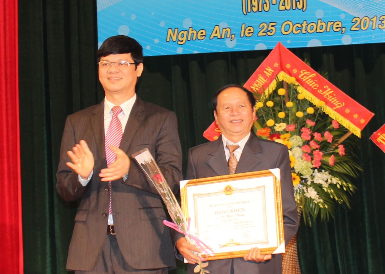 UBND tỉnh trao bằng khen cho ông Vũ Hữu Thụy- Phó chủ tịch Hội hữu nghị Việt -Pháp tại Nghệ An