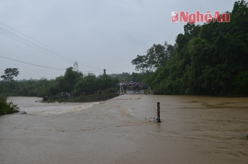 Mùa lũ, tràn Khe Ang biến thành một con sông, rất nguy hiểm.