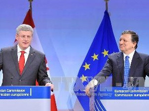 Lễ ký hiệp định CETA giữa Canada và Liên minh châu Âu trước thềm Hội nghị thượng đỉnh mùa Thu EU. (Ảnh: AFP-TTXVN).