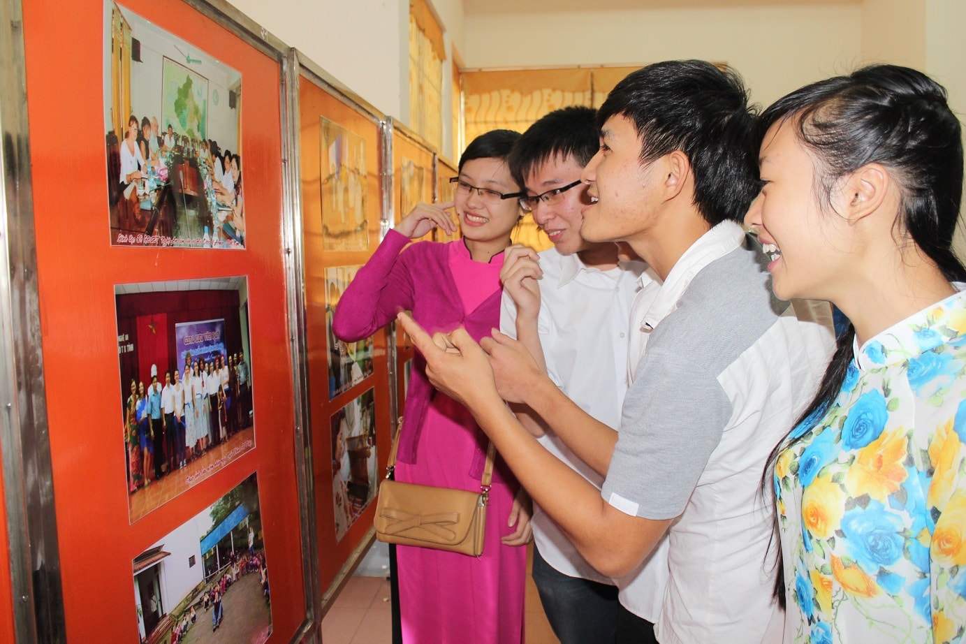 Các em học sinh, sinh viên theo dõi những hình ảnh tư liệu về mối quan hệ hữu nghị Việt- Pháp và Nghệ An với Cotes dArmor.