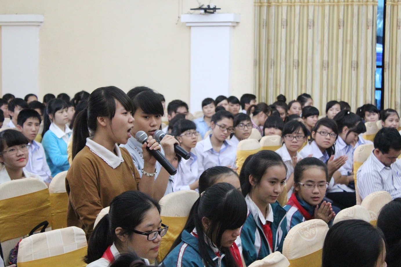 Các em học sinh thể hiện những bài hát bằng tiếng Pháp
