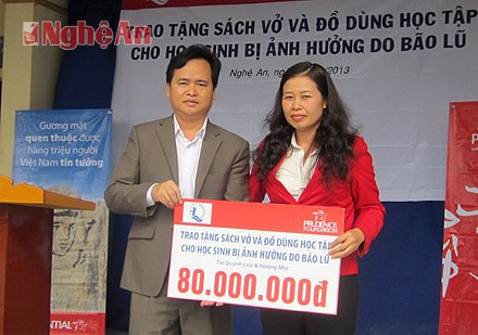 Đại diện Công ty Prudential trao tặng đồ dùng cho học sinh Trường Tiểu học Quỳnh Thọ (Quỳnh Lưu)