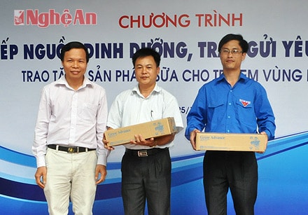 Đại diện Công ty Abbott Việt Nam trao tặng sữa cho trẻ em nghèo Nghệ An thông qua đại diện Hội Liên hiệp Thanh niên tỉnh Nghệ An