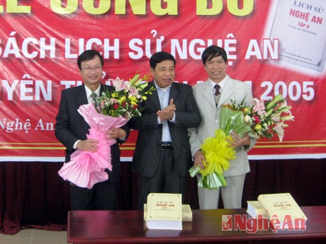 Lãnh đạo tỉnh chúc mùng Khoa Lịch sử, Trường Đại học Vinh trong lễ ra mắt công trình Lịch sử Nghệ An