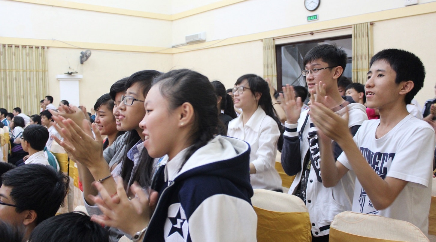 Các em học sinh cổ vũ nhiệt tình cho các tiết mục văn nghệ