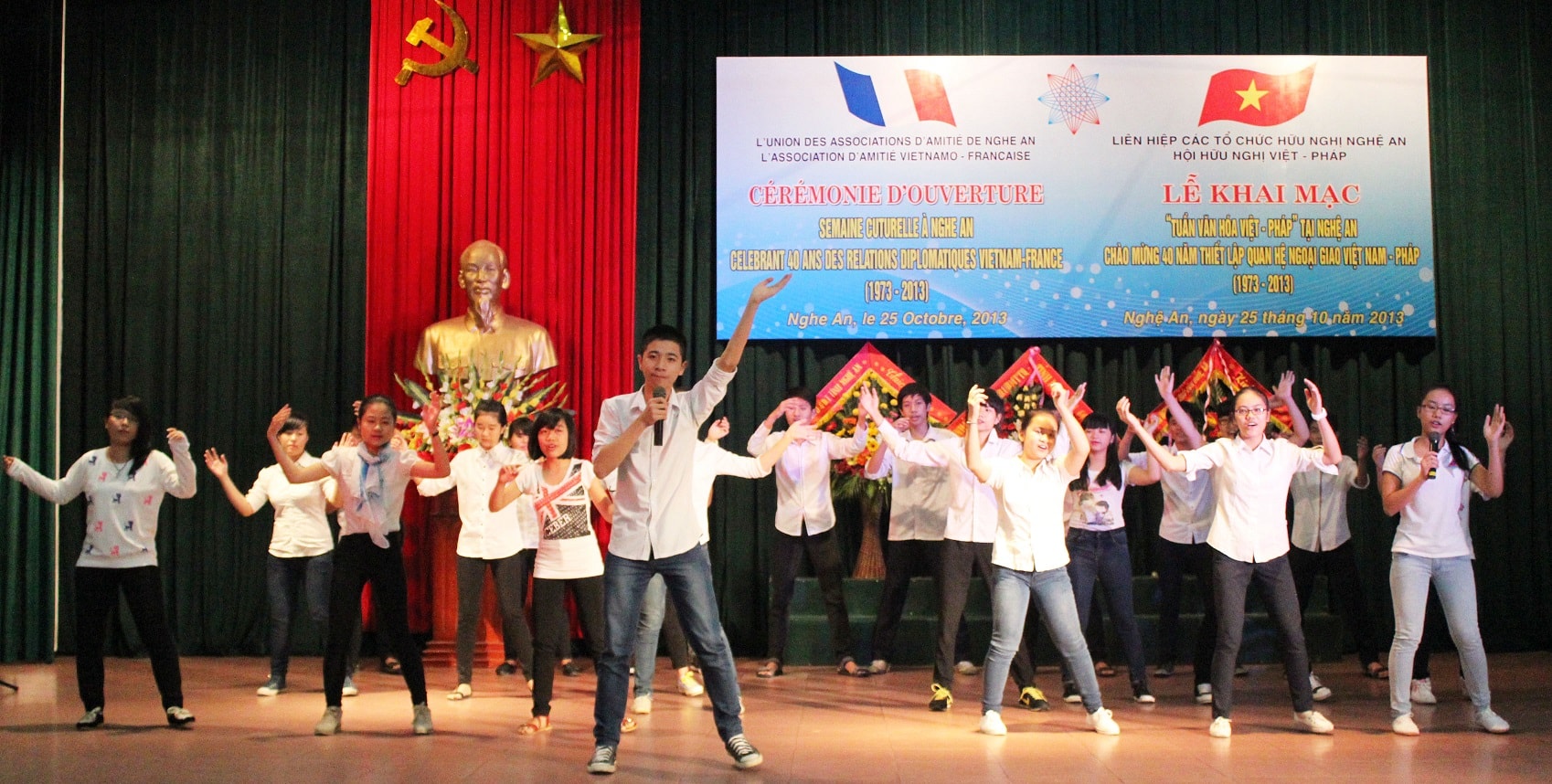 Học sinh lớp 9A THCS Lê Lợi với bài hát bằng tiếng pháp Đẹp tình hữu nghị Việt-Pháp