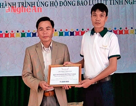 Cán bộ, nhân viên khách sạn Mường Thanh trao tiền mặt cho giáo dân.