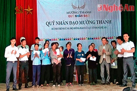 Cán bộ, nhân viên khách sạn Mường Thanh trao tiền mặt cho giáo dân.