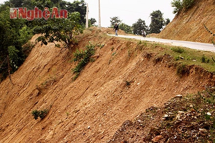 Taluy âm đoạn qua bản Đôm, xã Châu Phong bị xói lở ăn vào đường khá sâu.