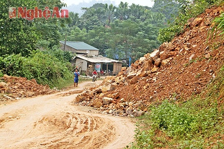 Một khối lượng đất đá bị sạt lở xuống đường tại bản Toong 2, xã Châu Phong