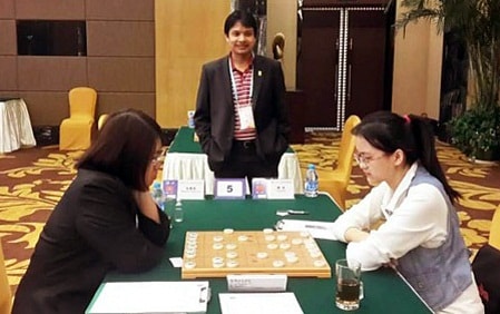 Thất bại trực tiếp trước Tang Dan khiến Hoàng Yến (trái) chỉ giành HCB. Ảnh vietnamchess.vn