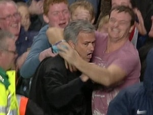 Mourinho ăn mừng cùng cổ động viên. (Nguồn: Daily Mail)