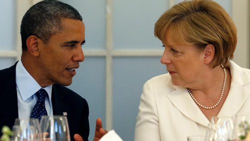 Tổng thống Mỹ Obama (trái) nói chuyện với Thủ tướng Đức Merkel trong một cuộc gặp ở Berlin ngày 19/6/2013 (Ảnh: AFP) 