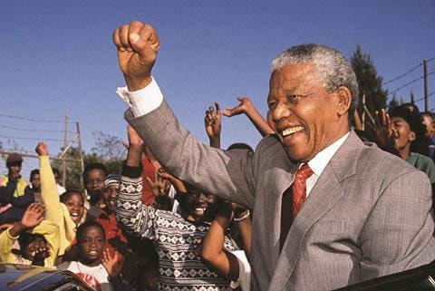 Ngài Nelson Mandela, một người anh hùng của Nam Phi, đã được tặng một hộp nhạc cơ khí Reuge từ chính phủ Thụy Sĩ vào năm 1996