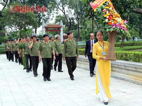 Thứ trưởng Tô Lâm và đoàn công tác dâng hương tại Khu di tích Kim Liên (Ảnh: Hương Giang)