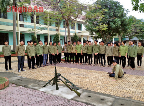 Tiết học thực hành lắp bắn súng của học sinh lớp 12, Trường THPT Hà Huy Tập.