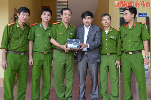 Phóng viên Báo Nghệ An trao quà của đồng chí Bí thư tỉnh ủy cho Công an huyện Con Cuông.