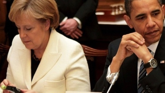 Ngồi cạnh ông Obama, Thủ tướng Đức Merkel không hề biết điện thoại của mình đang bị đồng minh nghe lén