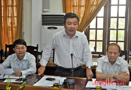 Ông Lê Quốc Hồng - Phó Chủ tịch UBND thành phố Vinh phát biểu tịa cuộc làm việc