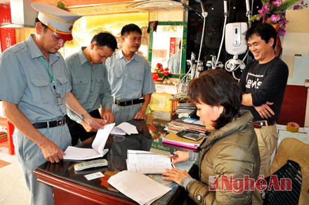 Cán bộ Chi cục Thuế Thành phố Vinh kiểm tra một doanh nghiệp kinh doanh trên đường Lê Hồng Phong.  Ảnh: Hữu Nghĩa