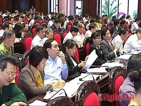 Đoàn đại biểu tỉnh Nghệ An tại ngày làm việc thứ 8 Kỳ hợp thứ 6 QH khóa XIII