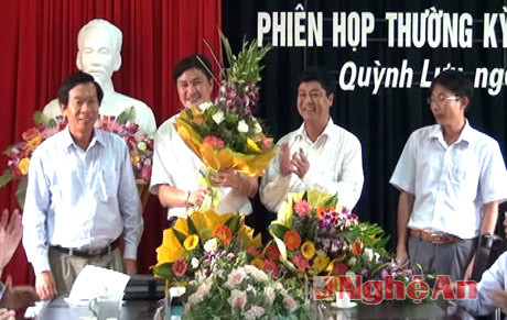 Lãnh đạo huyện Quỳnh Lưu tặng hoa cho Ban quán lí dự án.